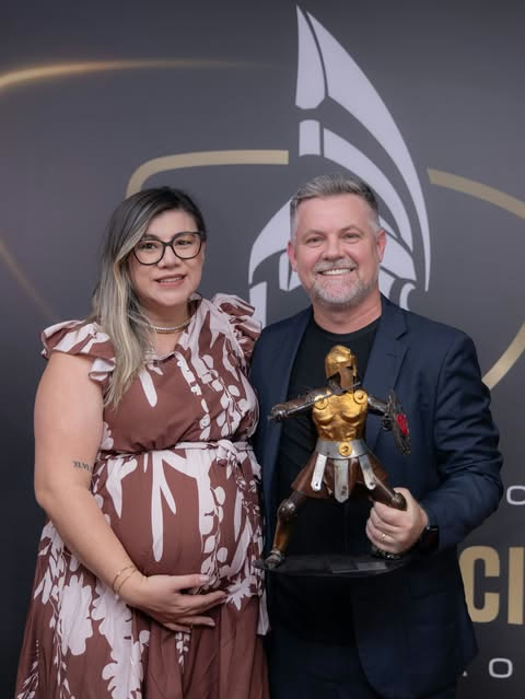 Fabrício e Deise Bencke com o troféu da Convenção HS Consórcios