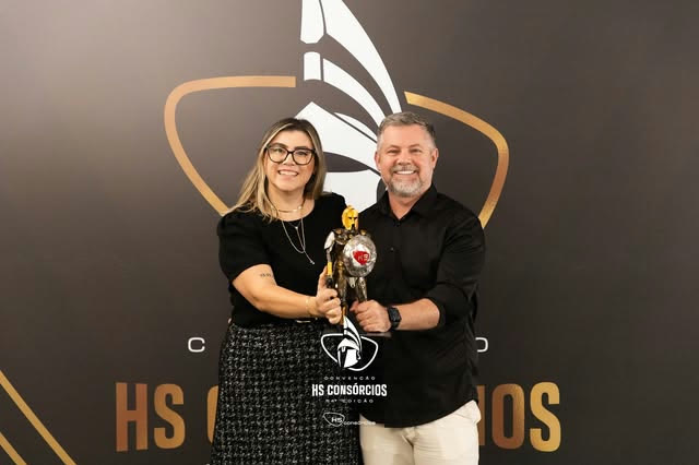 Fabrício e Deise recebendo o troféu na Convenção HS Consórcios